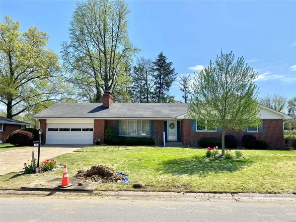 3305 Greenwood Ln, Godfrey, IL 62035