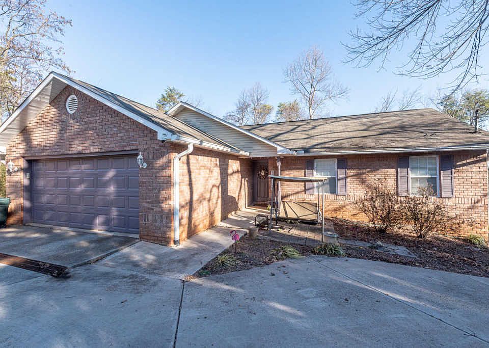1st image of 858 Greenwich Dr