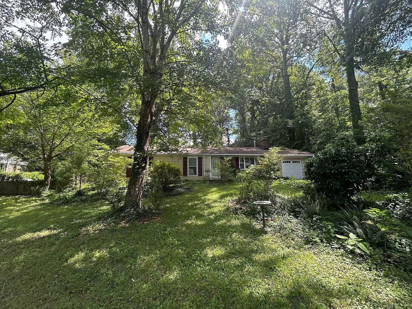 Cozy 2 Bedroom Ranch Near Jamestown Farms — Photo 1