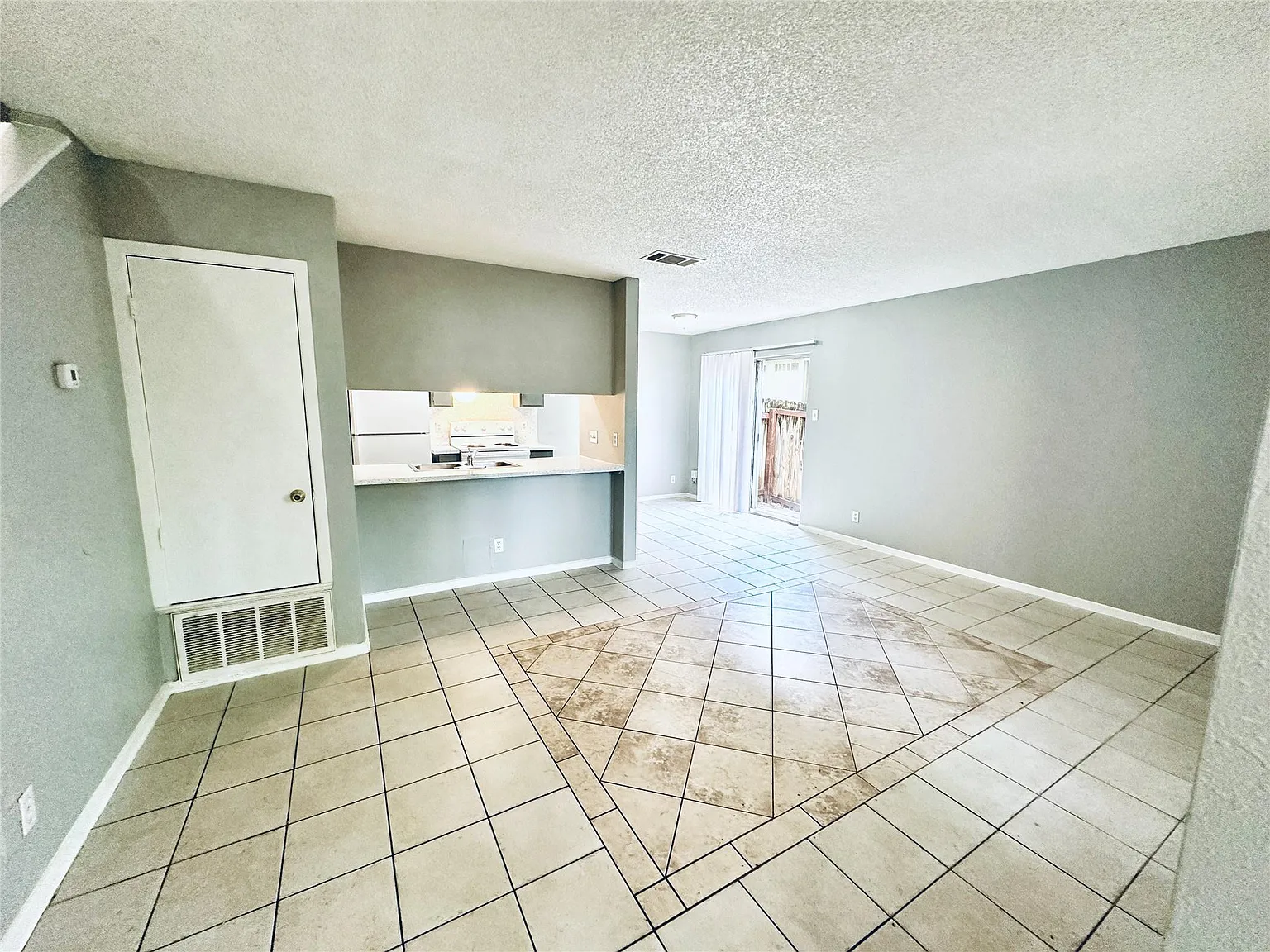 2 bed, 1.5 bath, 1004 sqft, $1,325 — Photo 4