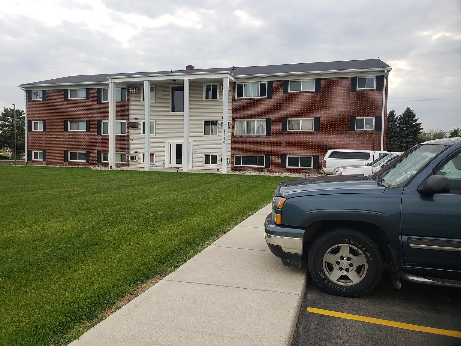 2 bed, 900 sqft, $1,400 — Photo 1