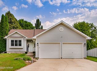 4519 Homestead Cir, Grand Forks, ND 58201