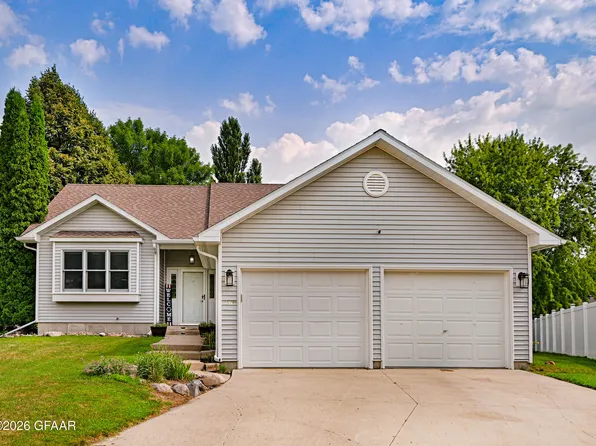 4519 Homestead Cir, Grand Forks, ND 58201