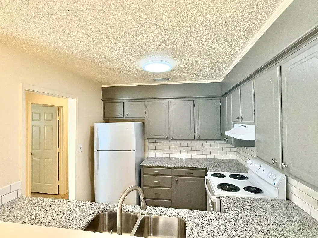 2 bed, 1100 sqft, $1,300 — Photo 4