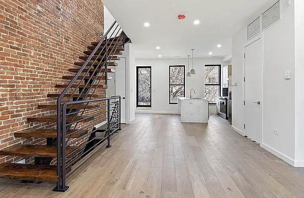 Rented by Reavis | media 7