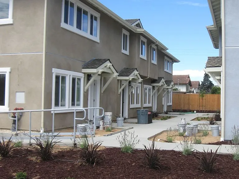 575 E Newlove Dr — Photo 17
