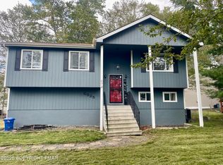 674 Country Place Dr, Tobyhanna, PA 18466