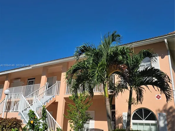 575 Augusta Blvd APT 8, Naples, FL 34113