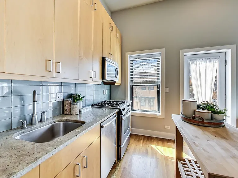1952 W Byron St #6 — Photo 7