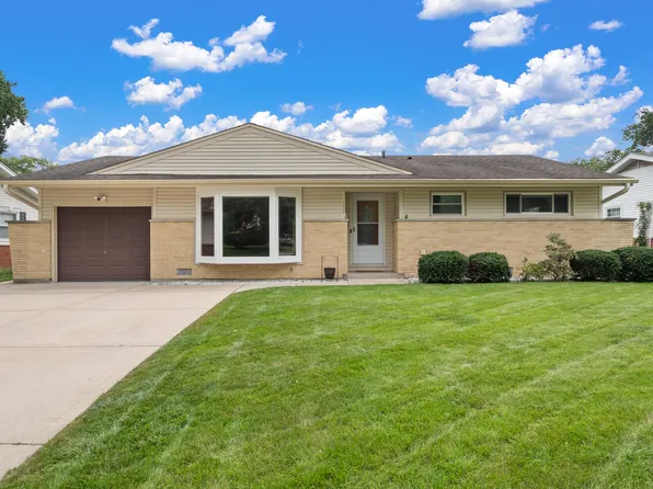 109 Crest Ave, Elk Grove Village, IL 60007
