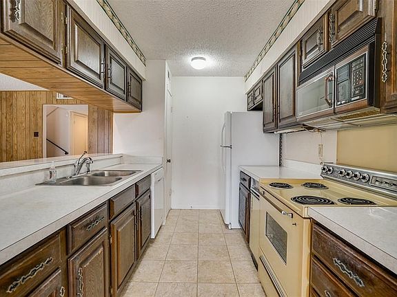 4th image of 4006 Towngate Blvd
