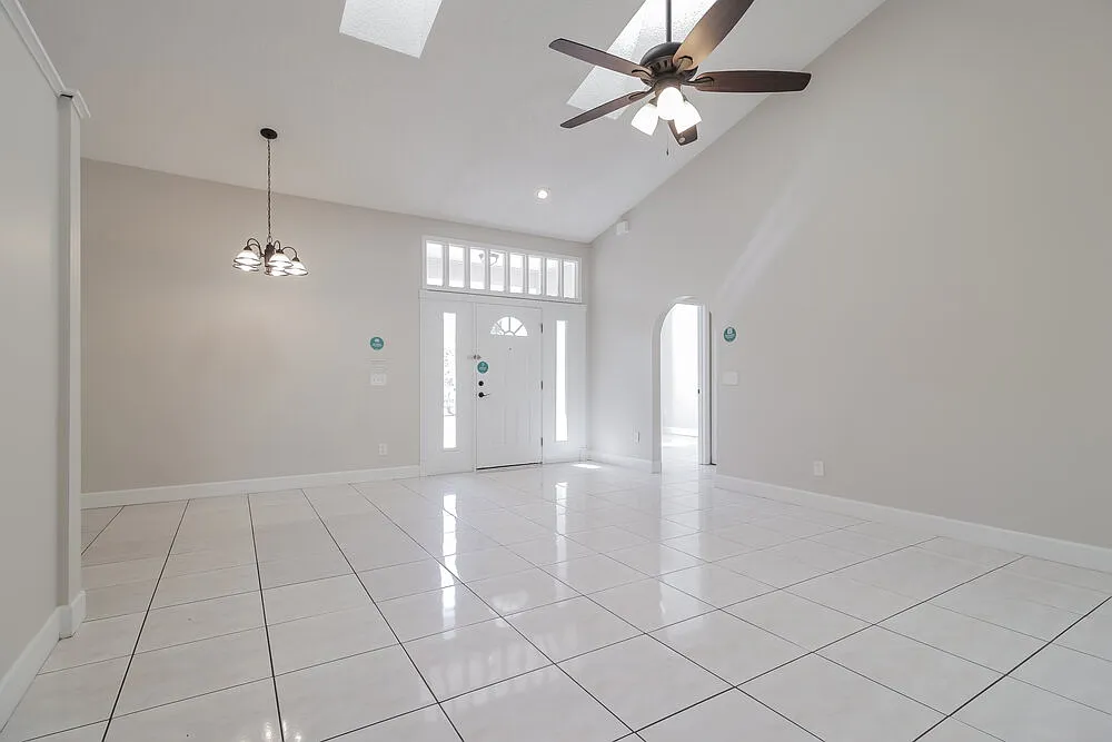 3 bed, 2.0 bath, 1625 sqft, $3,520 — Photo 4