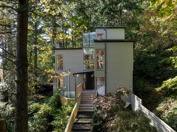 6915 Marine Dr, West Vancouver, BC V7W 2T4