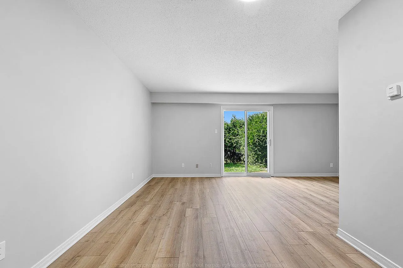176 Barrow Crescent — Photo 4