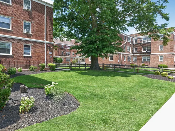 Patchogue Village at Maple, an Eagle Rock Community