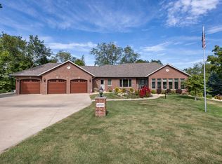 10867 Golden Oaks Dr, Dubuque, IA 52003