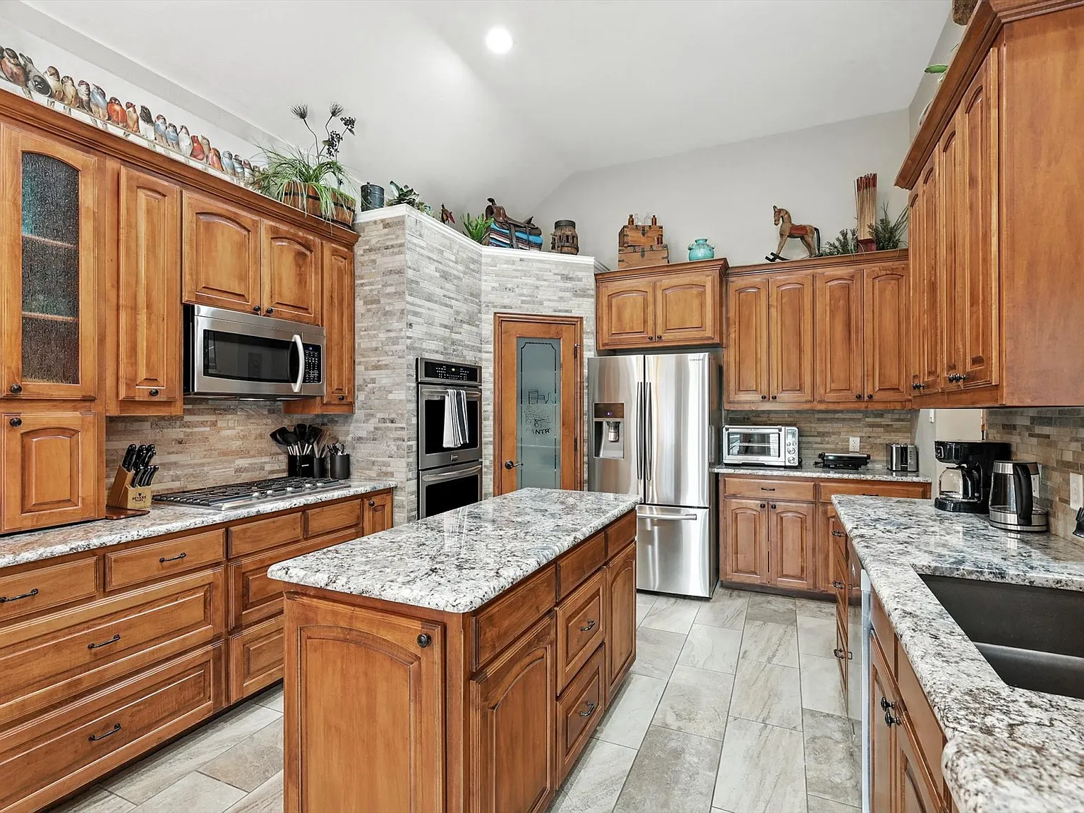4 bed, 2.5 bath, 2631 sqft, $10,750 — Photo 4
