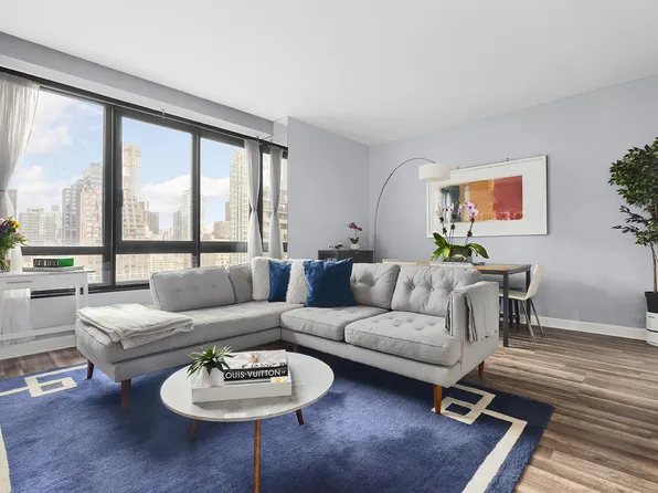 100 United Nations Plaza image 1 of 10