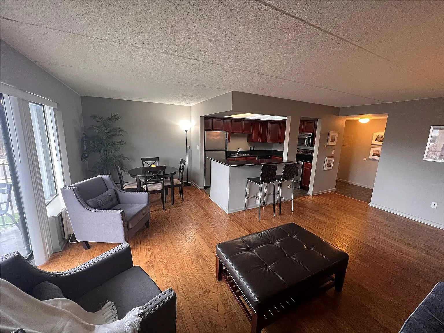 2 bed, 904 sqft, $2,200 — Photo 2