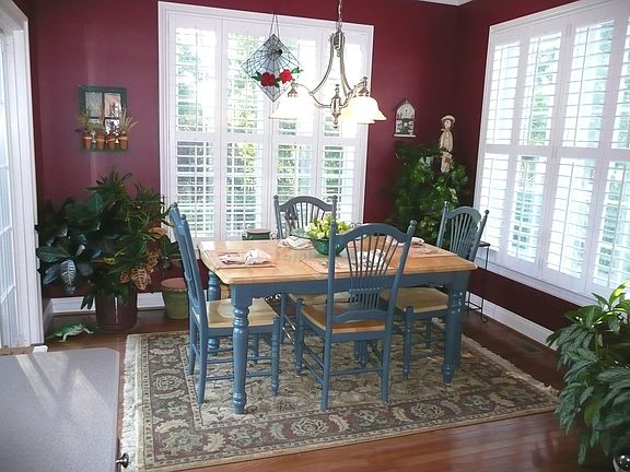 Eat-in Area or Sun Room
