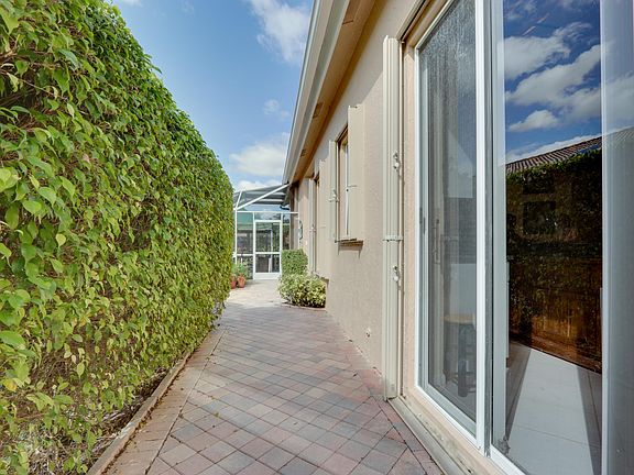 3rd image of 4570 Carlton Golf Dr