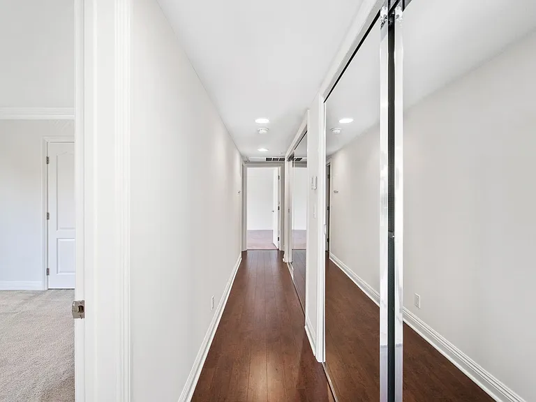 2300 Fox Hills Dr — Photo 10