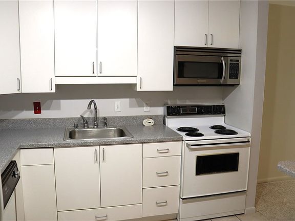 5th image of 1201 Charlemagne Cir