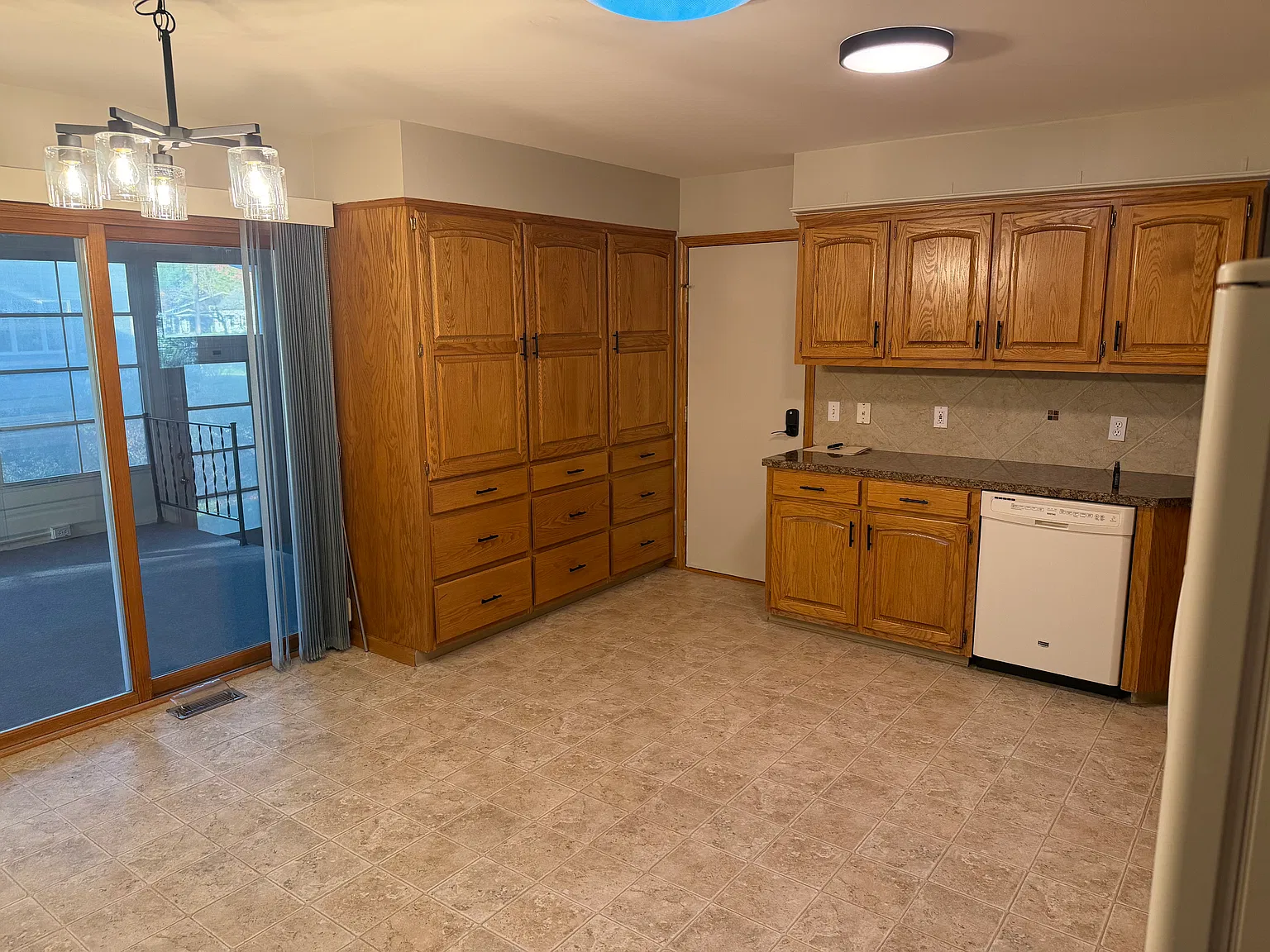 3 bed, 1100 sqft, $2,000 — Photo 4