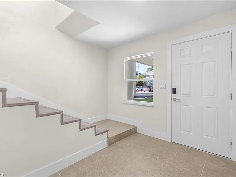 1284 Rainbow Ct — Photo 2