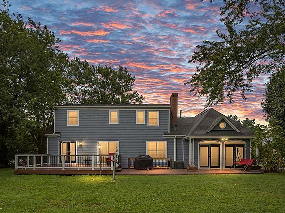 3rd image of 15 Fox Run Ln