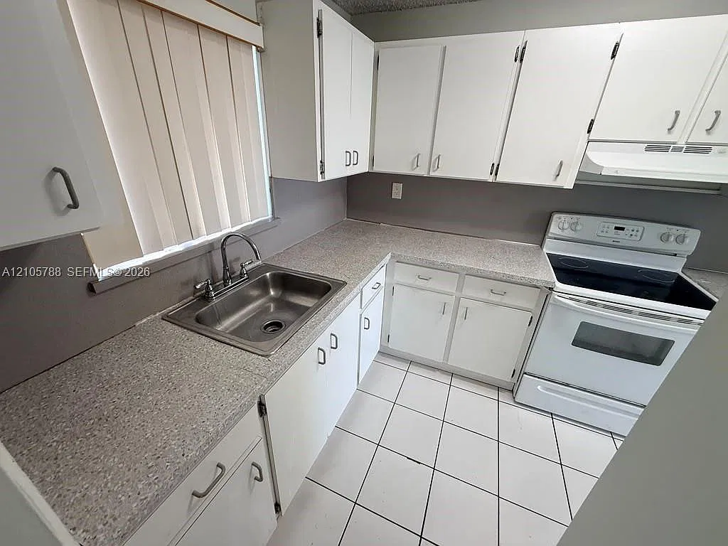 Valencia Towers Condo — Photo 3
