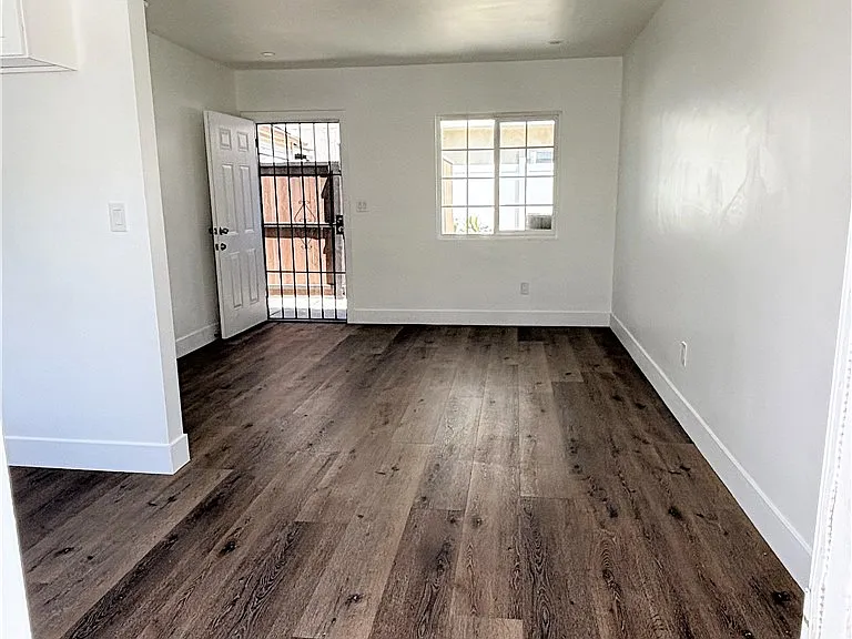 201 S Rowan Ave — Photo 4