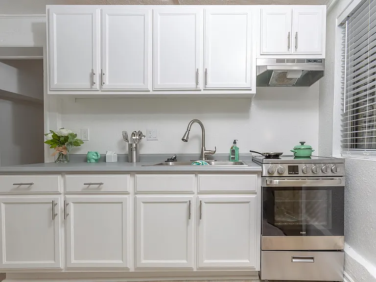 Must-see Updated Vintage-Style Studio at 1245 N Laurel Ave, West Hollywood, CA 90046 — Photo 12