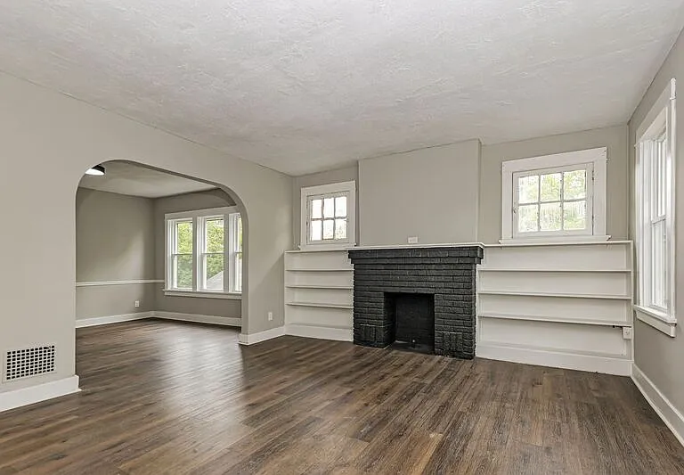2322-2324 Eastview Ave #2324 — Photo 3