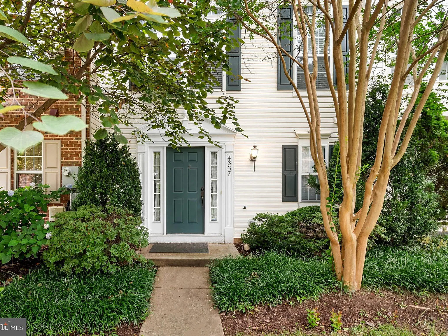3 bed, 2.5 bath, 1424 sqft, $3,300 — Photo 1
