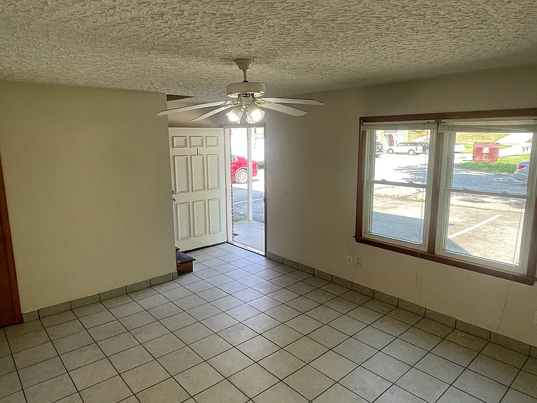 660 College St NW — Photo 3