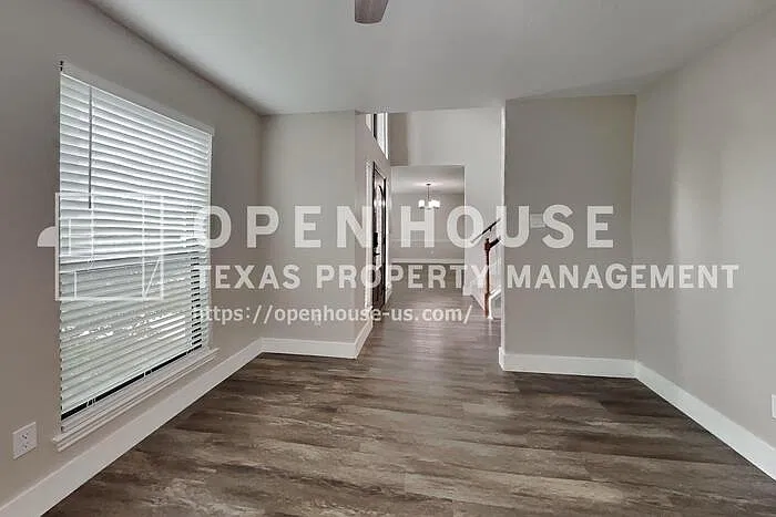 4 bed, 2.5 bath, 2291 sqft, $2,300 — Photo 4