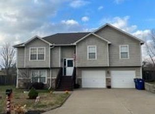 2707 E Hickory Ct, Tonganoxie, KS 66086