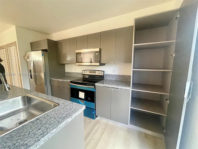 957 NW 10th St #2 — Photo 7