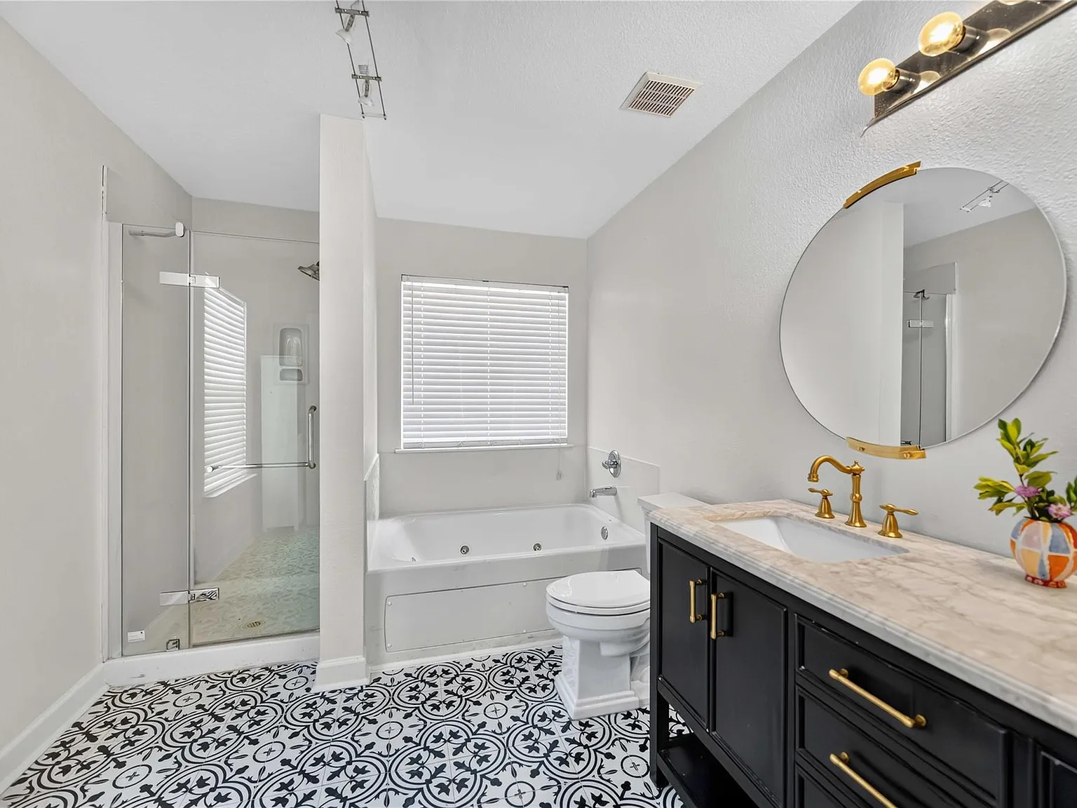 3 bed, 2.5 bath, 2362 sqft, $2,200 — Photo 4