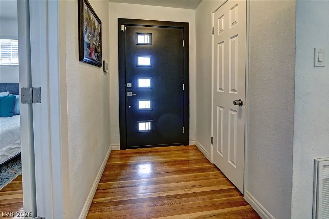 3 bed, 2.0 bath, 1833 sqft, $2,499 — Photo 4