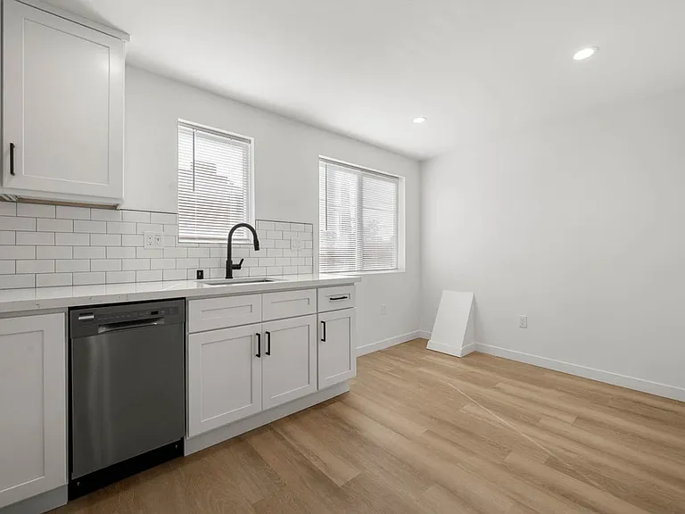 935 S Mariposa Ave — Photo 16