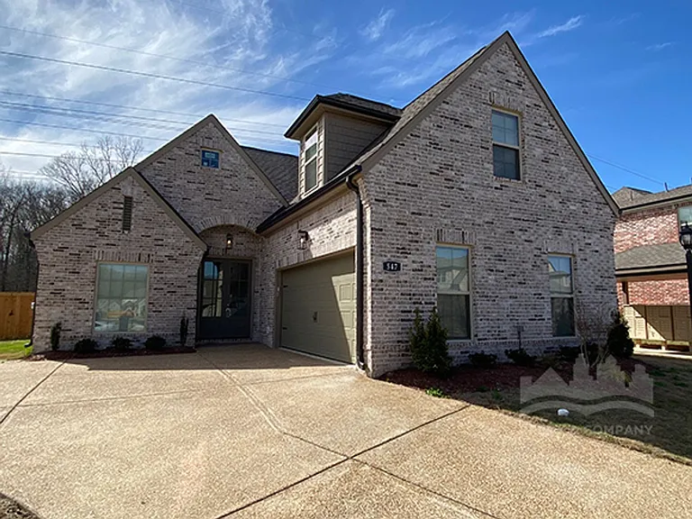 547 Rosalie Woods Dr — Photo 1