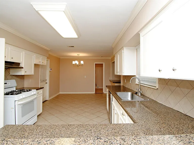 10034 Cedardale Dr — Photo 12