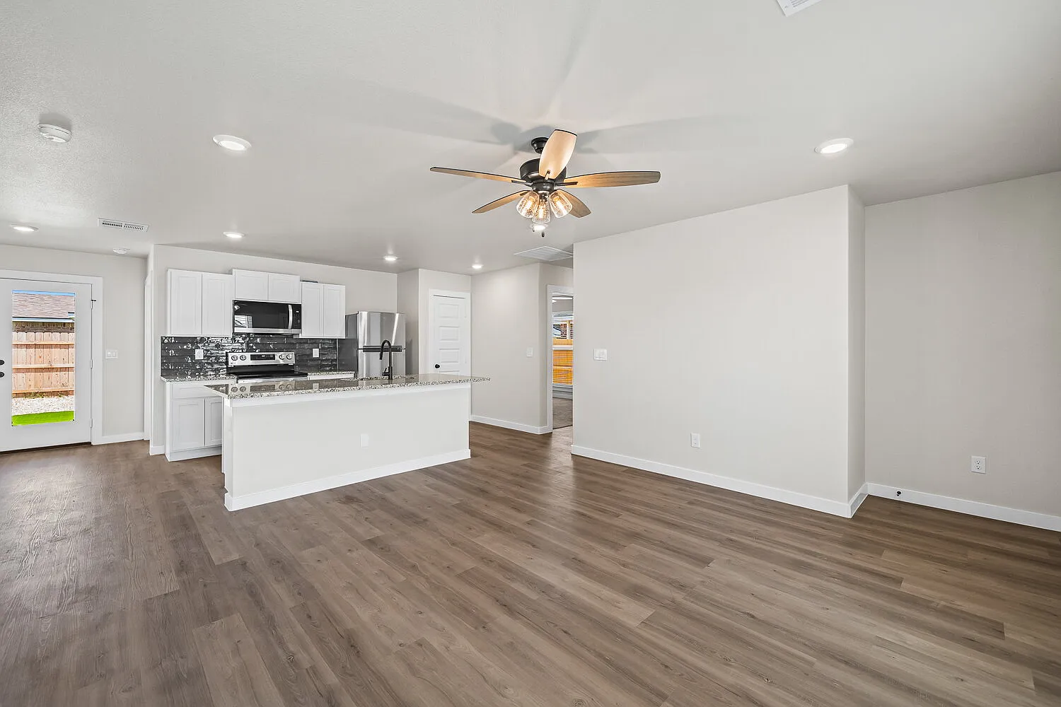 3 bed, 2.0 bath, 1200 sqft, $1,550 — Photo 2