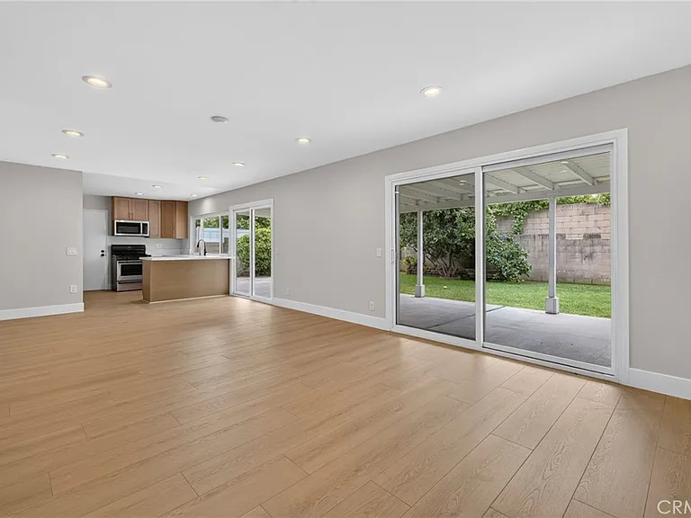 559 Pierpont Dr — Photo 3