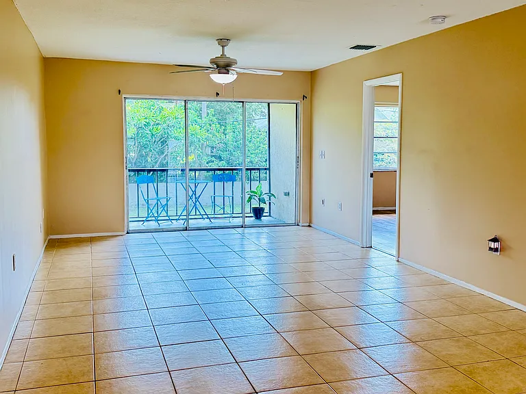 871 NW Sunset Dr #5 — Photo 1