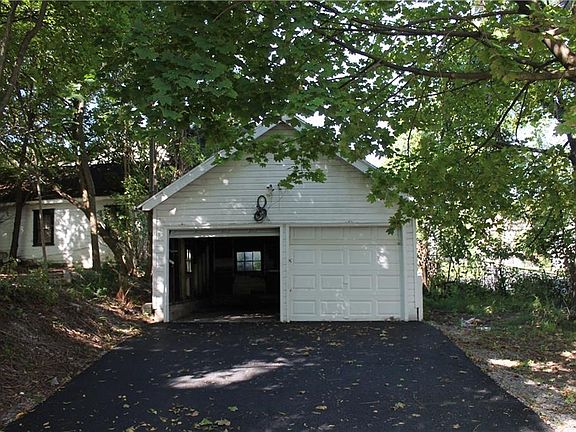 4th image of 304 Montrose Ave