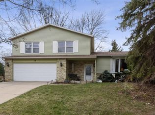 10 Roxbury Dr NW, Cedar Rapids, IA 52405