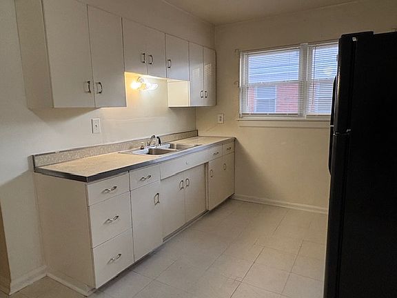 4th image of 1043 Parkway Dr APT 4